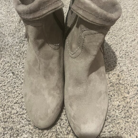 NWOT SAM EDELMAN SUEDE LIGHT TAN BOOTIES FRINGE SZ 8M - Picture 1 of 8